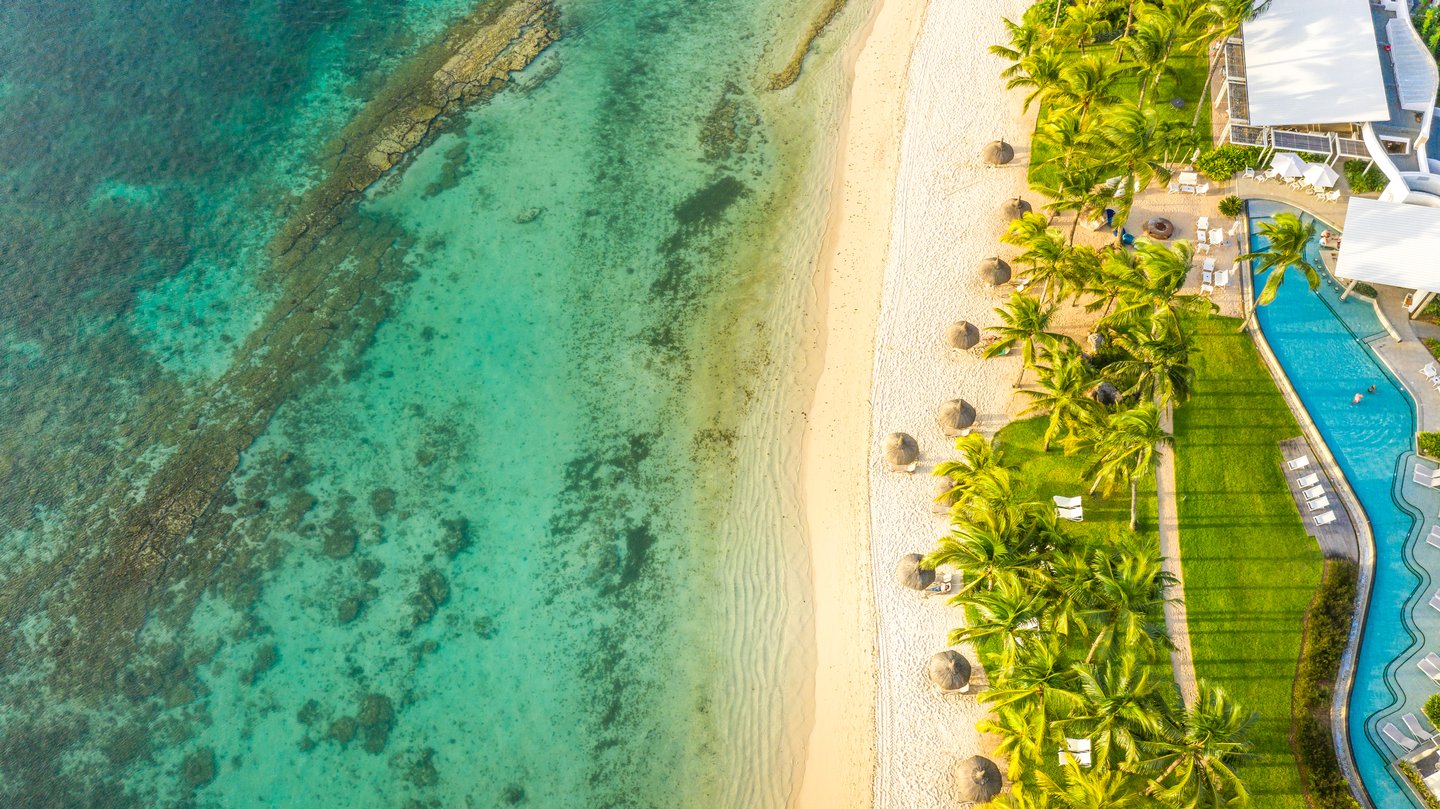 Strand und Poolbereich aus der Luft im Victoria Beachcomber