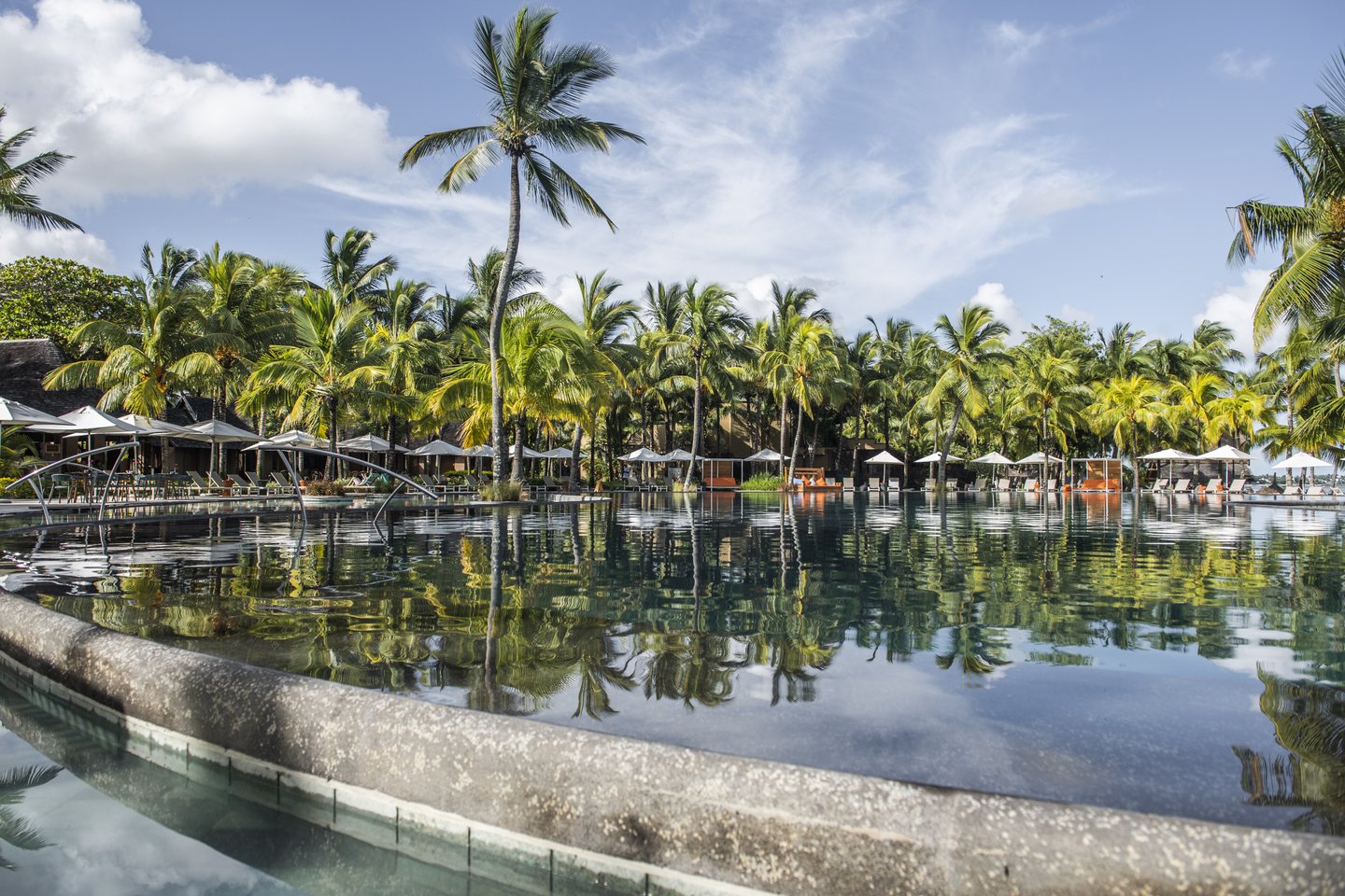 Poolanlage mit Palmen im Trou aux Biches Beachcomber