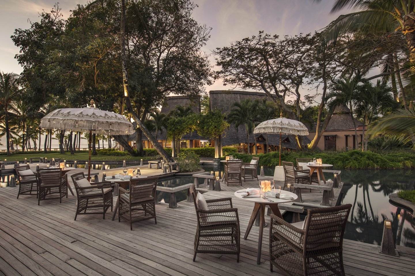 Restaurantterrasse in tropischer Umgebung im Trou aux Biches Beachcomber