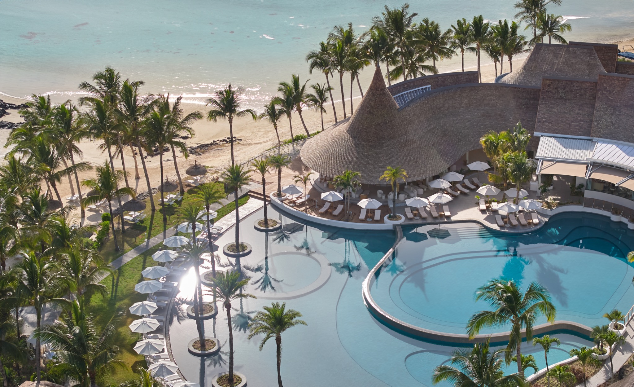 LUX* Belle Mare – Poolanlage und Strand aus der Luft