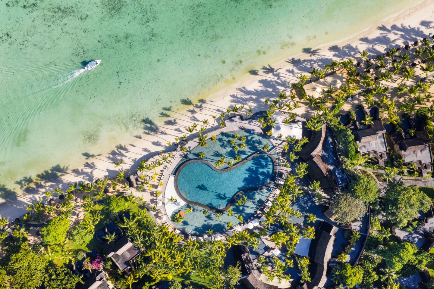 Poolanlage und Strand des Trou aux Biches Beachcomber aus der Luft
