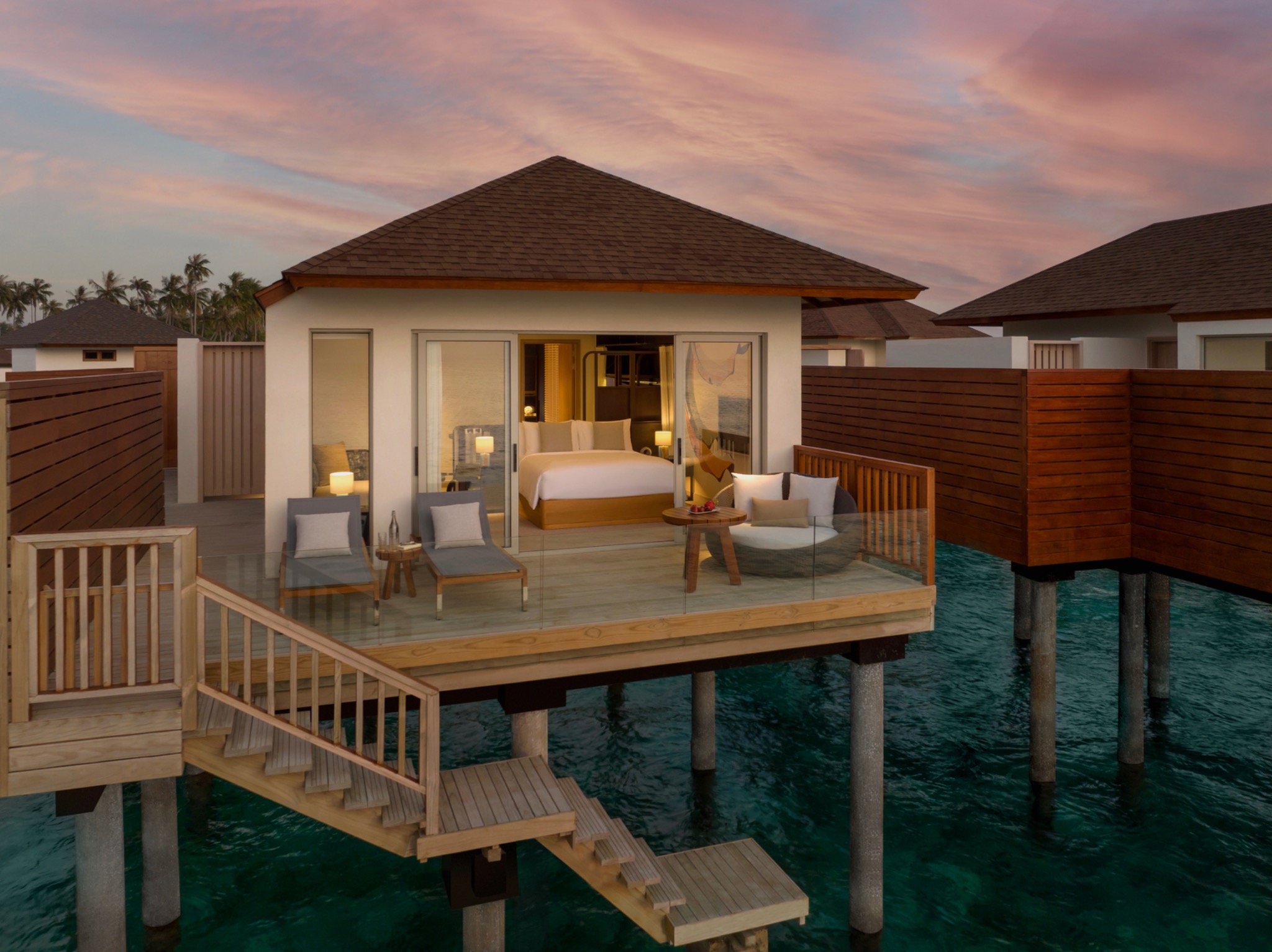 Wasservilla mit Terrasse im Avani+ Fares Maldives Resort