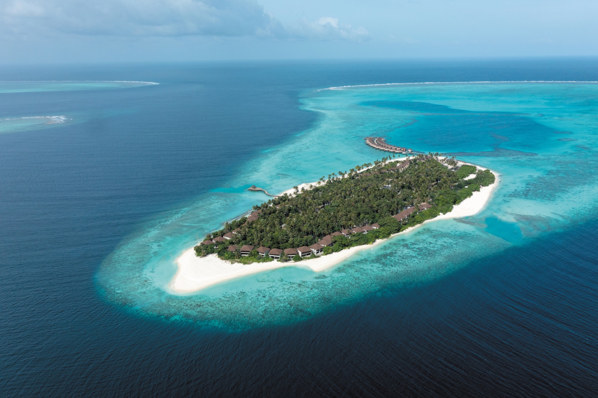 Avani+ Fares Maldives Resort mit Strand und Hausriff aus der Luft