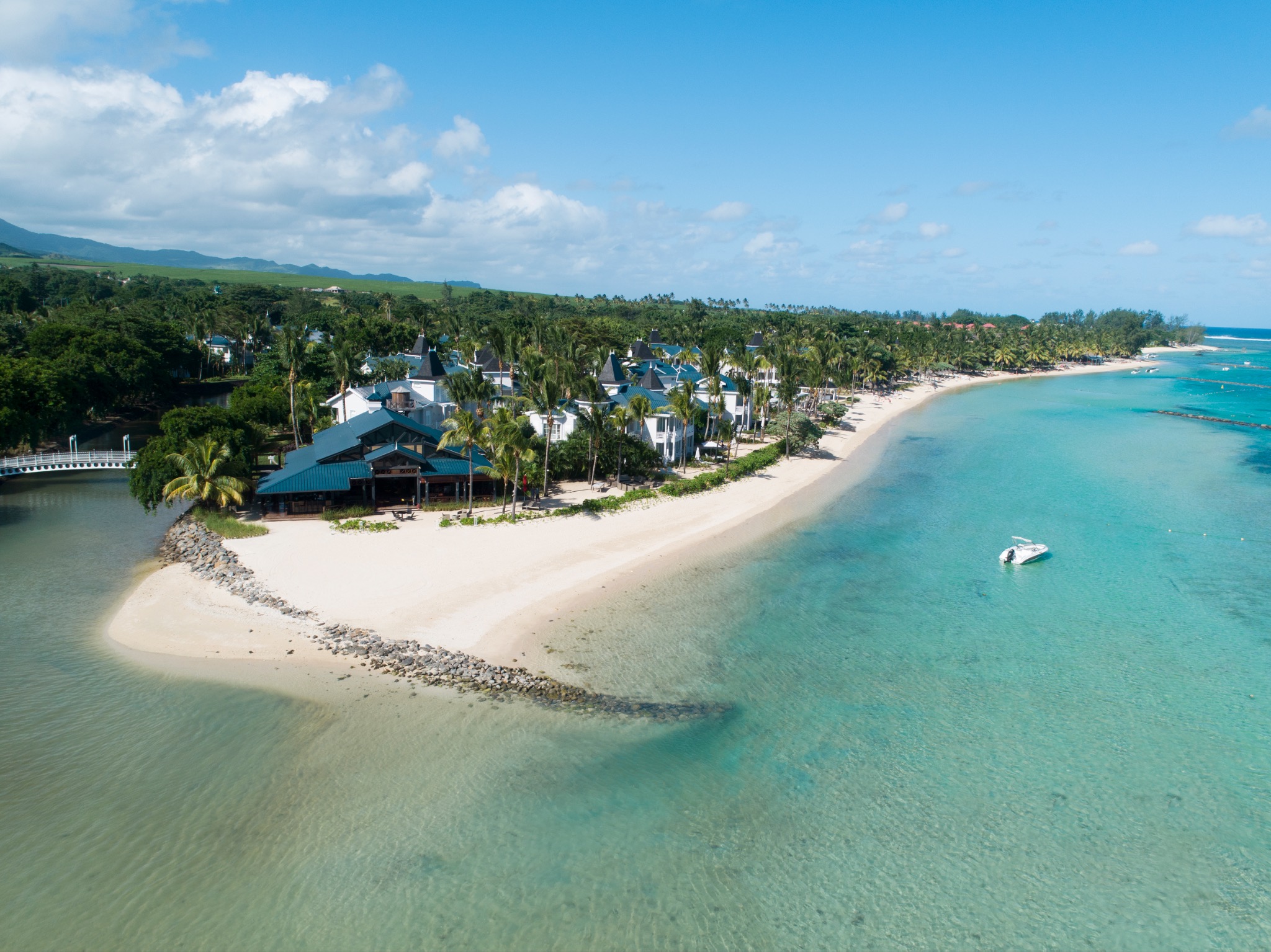 Strand und Lagune des Heritage Le Telfair aus der Luft