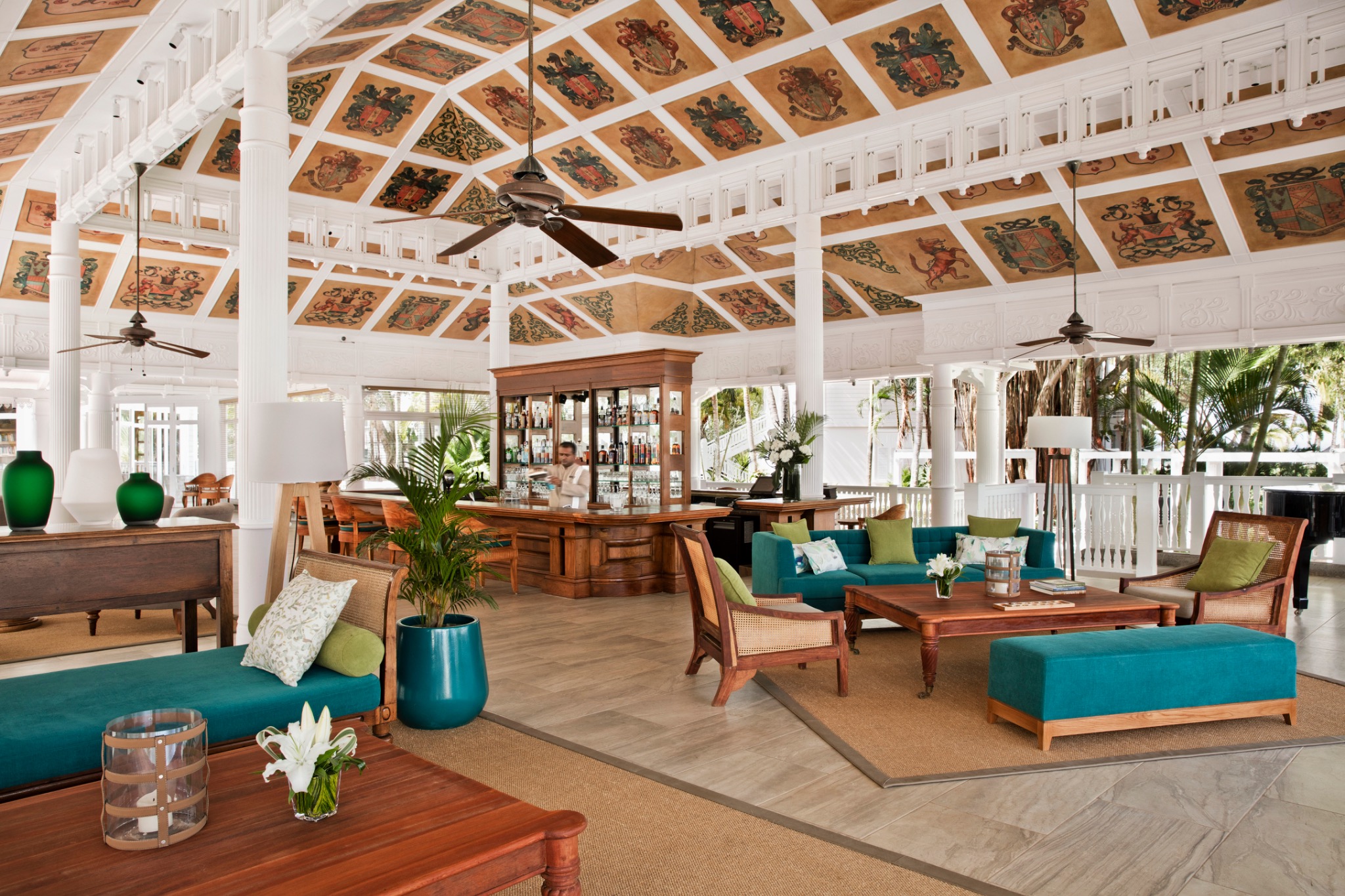 Cavendish Bar mit eleganten Sitzbereichen im Heritage Le Telfair