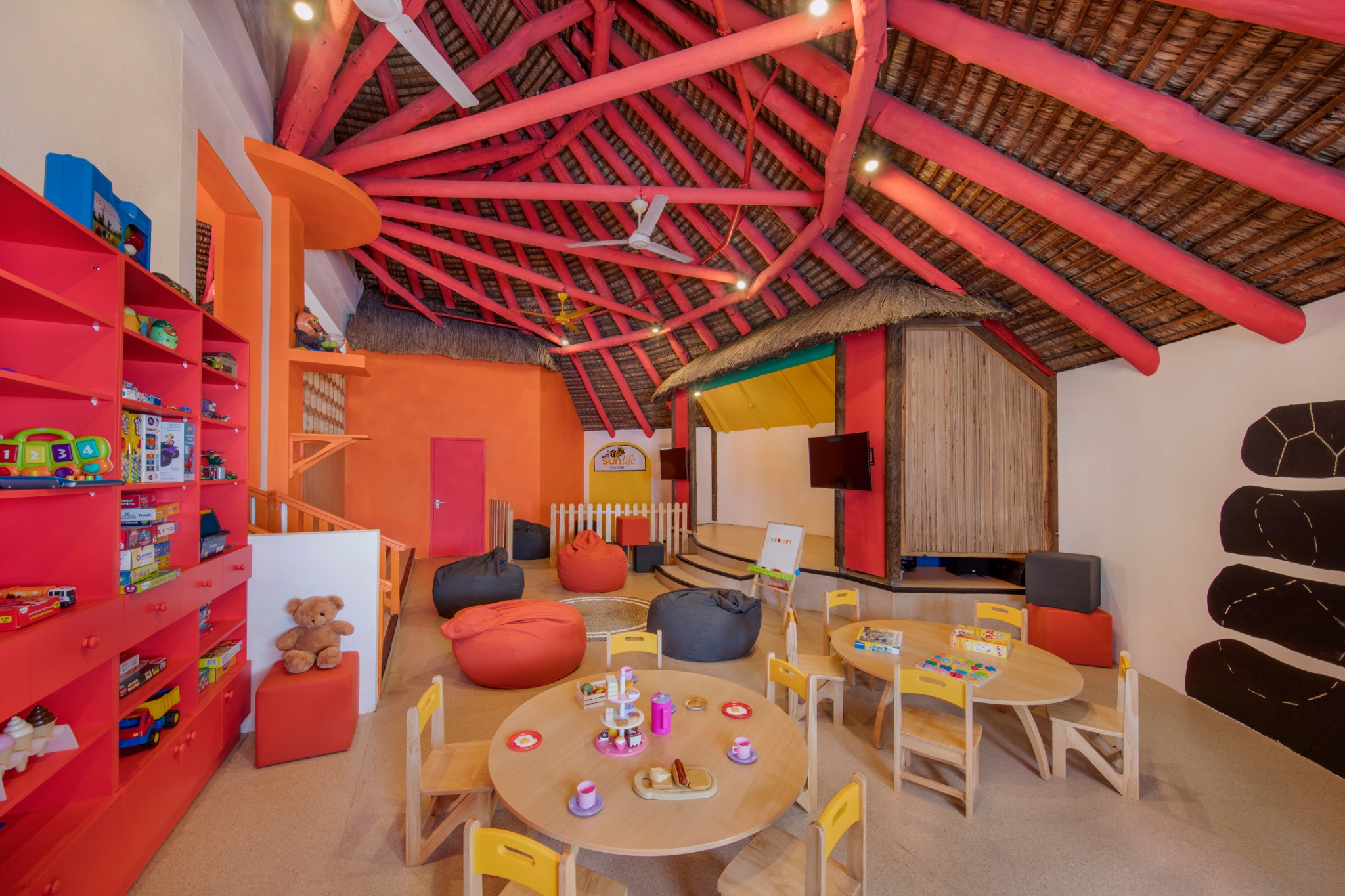 Bunter Spielbereich im Sunlife Kids Club des La Pirogue