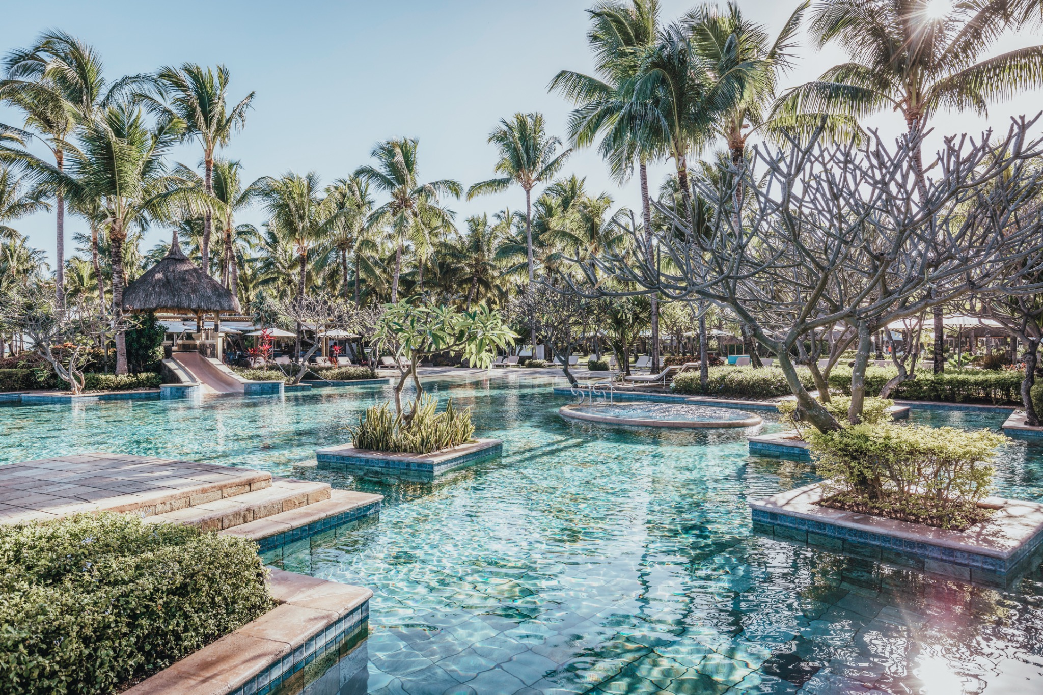 Poolanlage zwischen Palmen im La Pirogue Mauritius