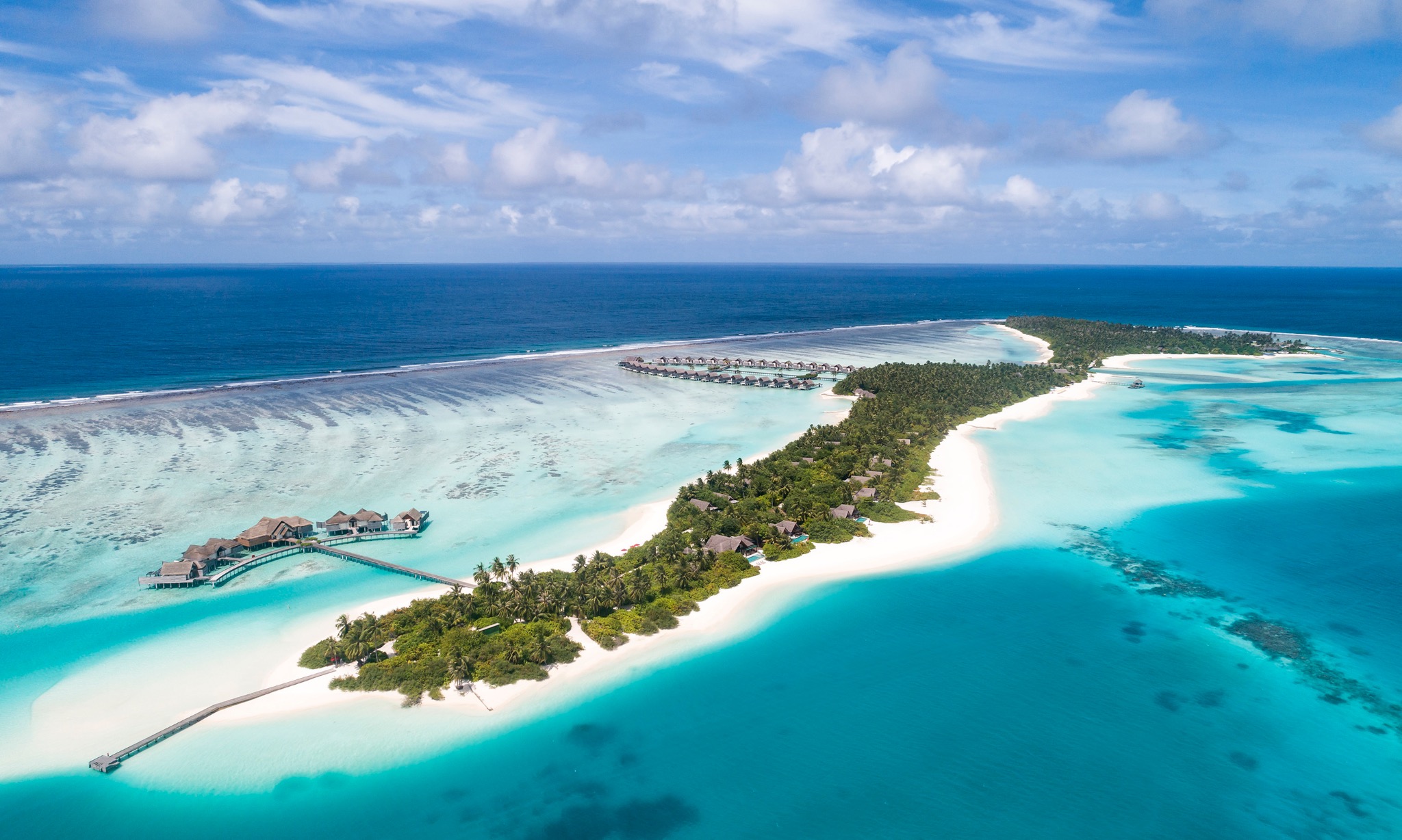 Niyama Private Islands mit weißen Stränden und türkisblauer Lagune aus der Luft