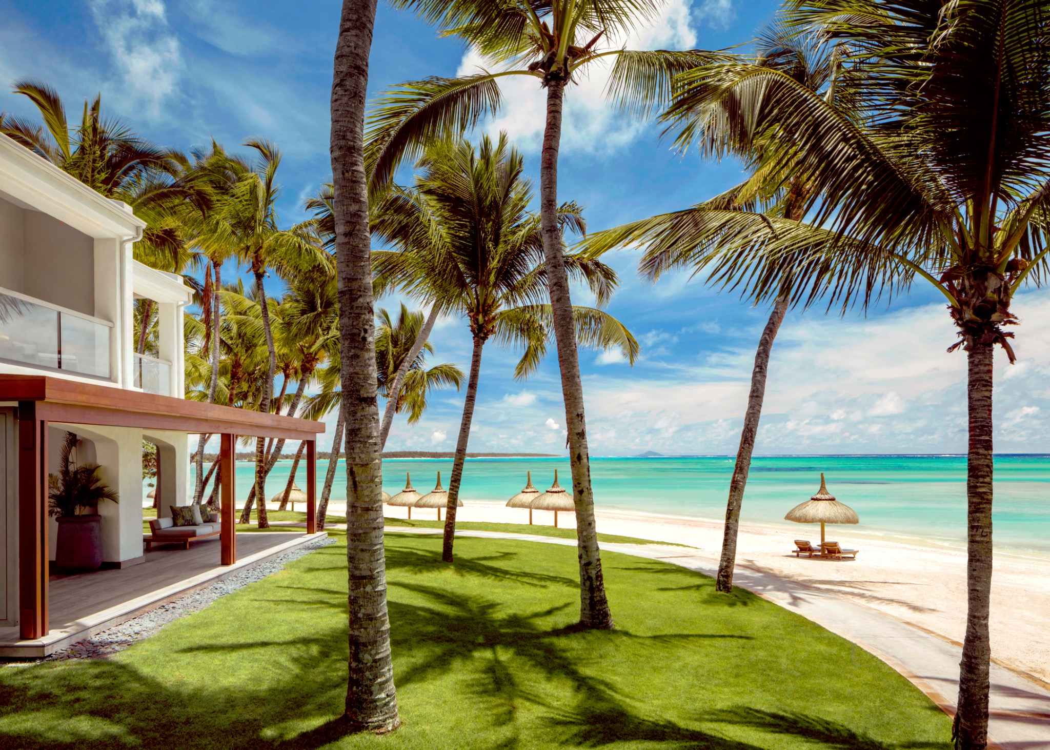 Ocean Suite Terrasse mit Palmen und Strand im One&Only Le Saint Géran