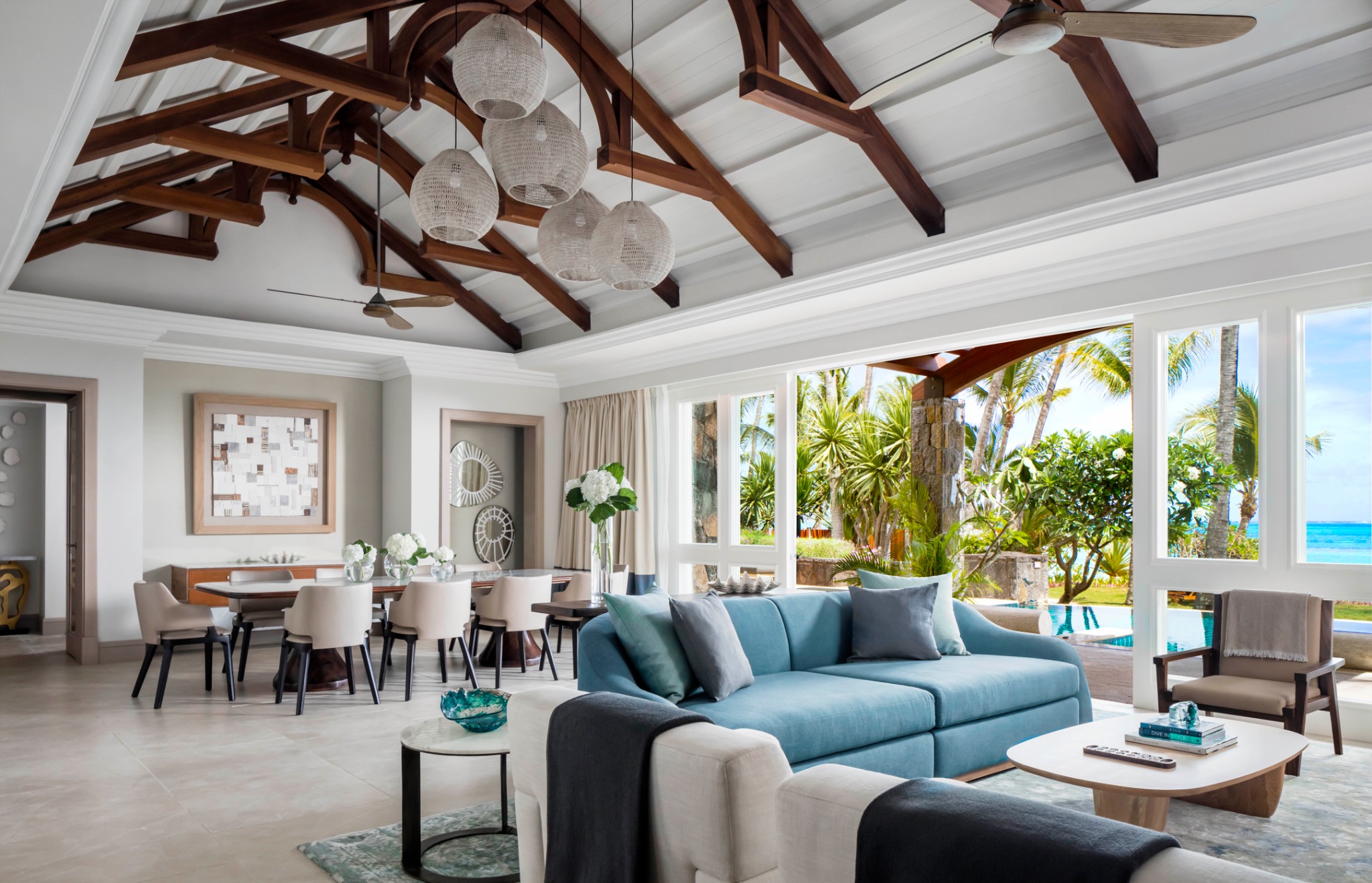 Wohnbereich der Villa One mit Blick auf Pool und Meer
