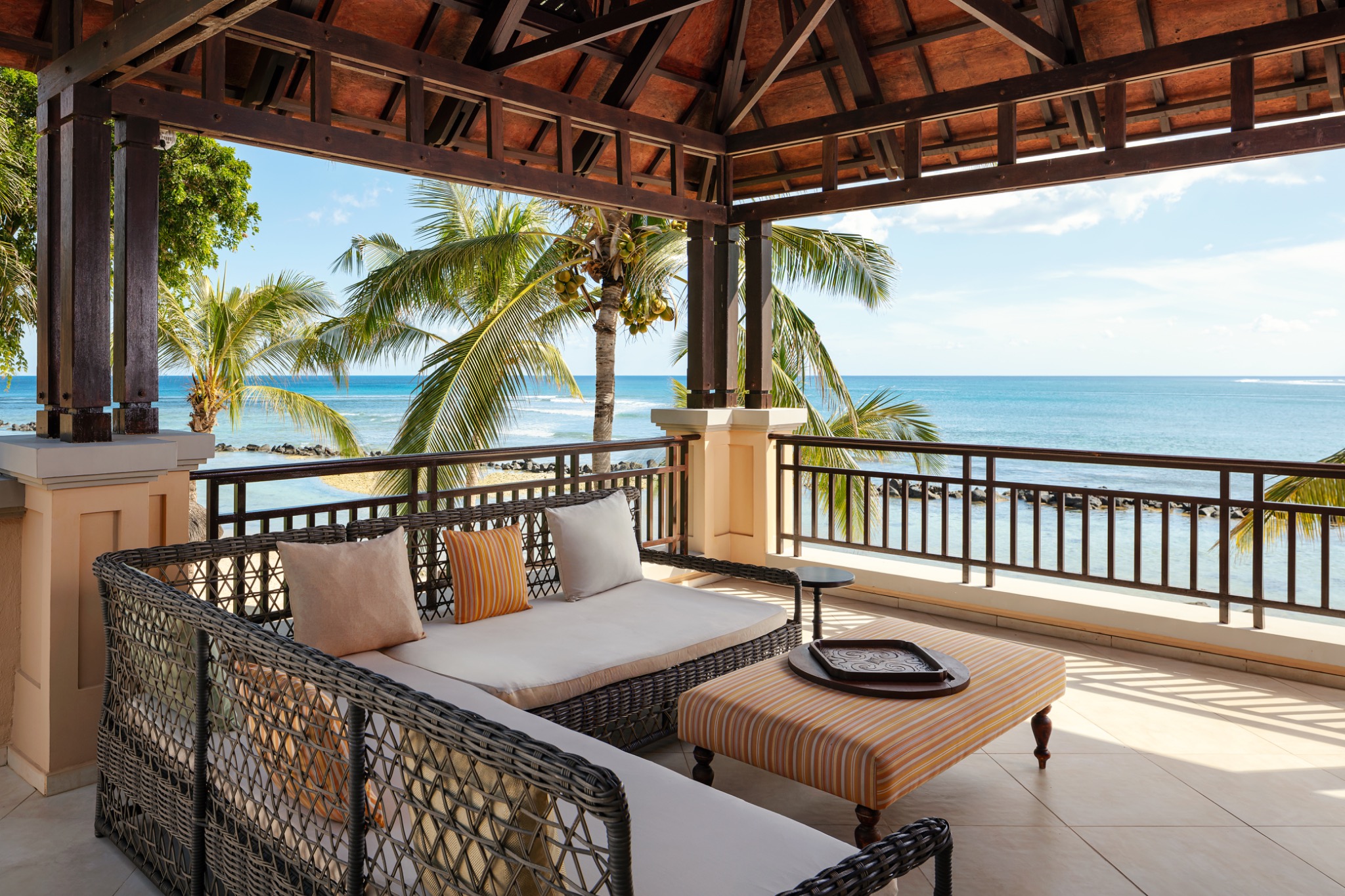 Terrasse einer Beachfront Suite mit Meerblick im Westin Turtle Bay Mauritius