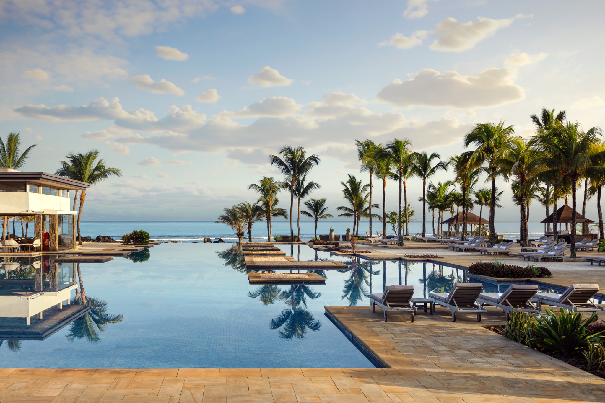 Hauptpool mit Palmen und Meerblick im Westin Turtle Bay Mauritius