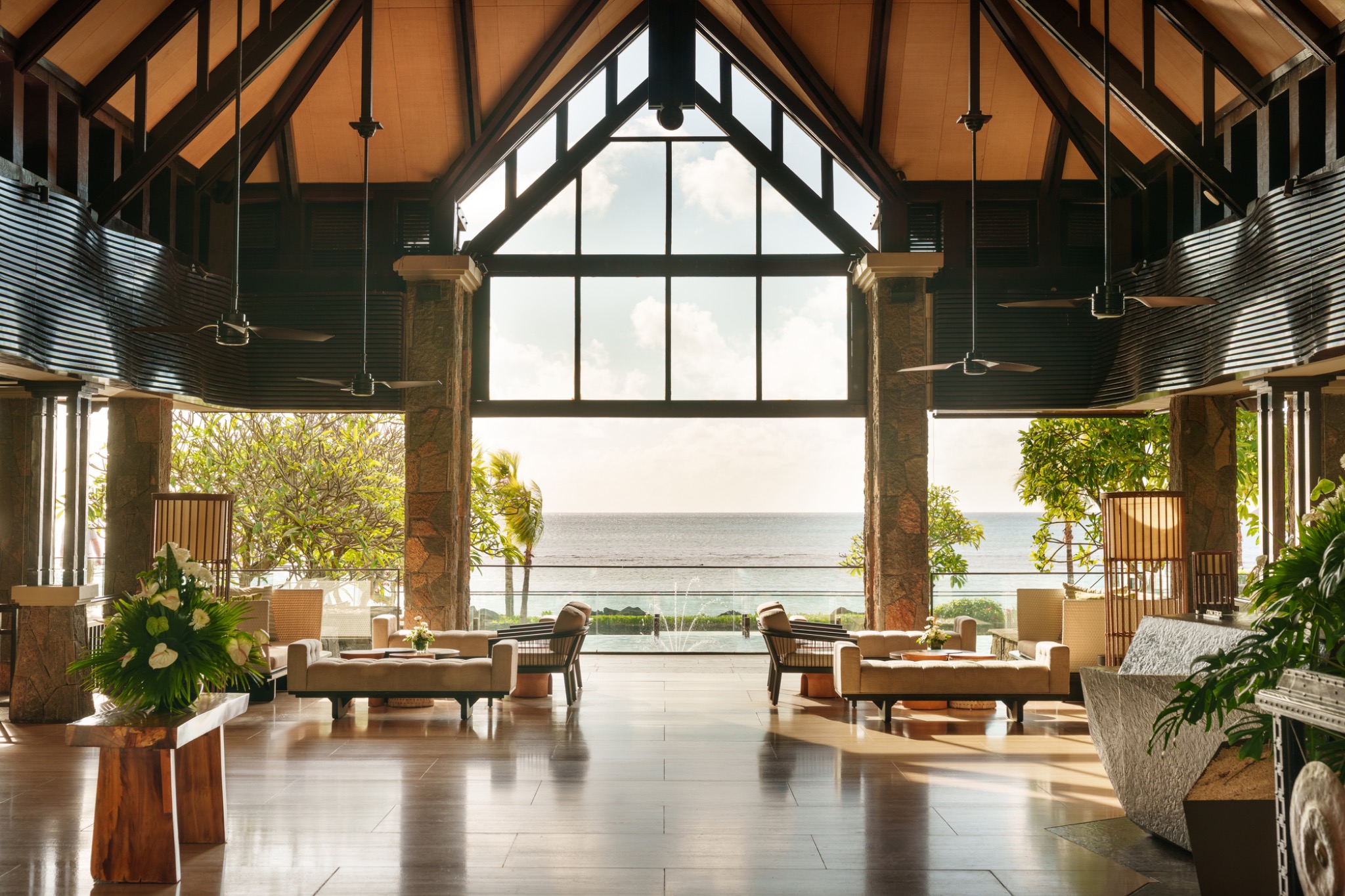 Offene Lobby mit Blick aufs Meer im Westin Turtle Bay