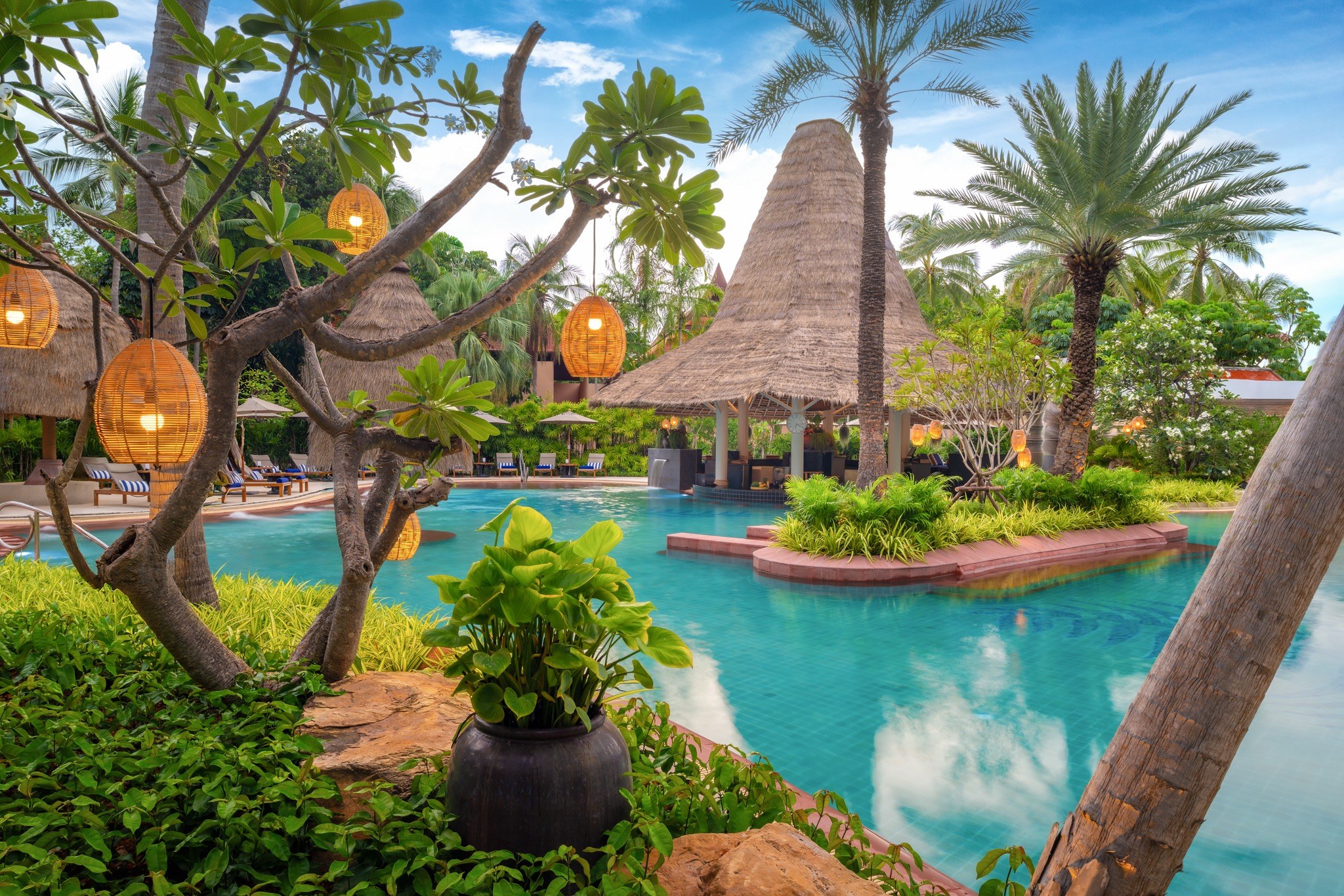 Anantara Hua Hin – Poolanlage mit Palmen