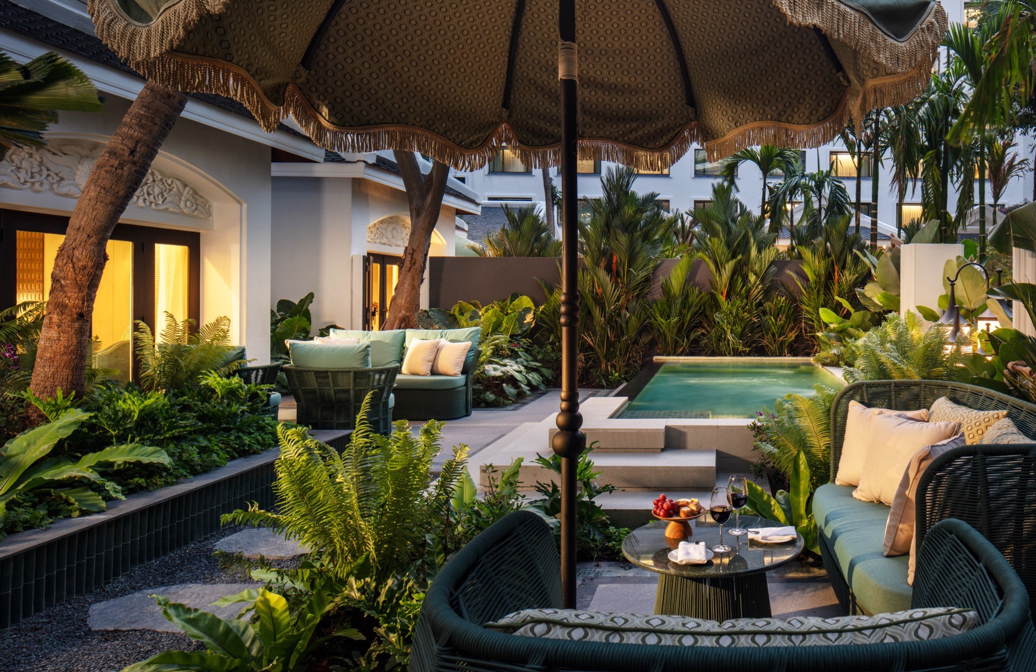 Anantara Siam Bangkok – Anantara Garden Pool Villa am Abend
