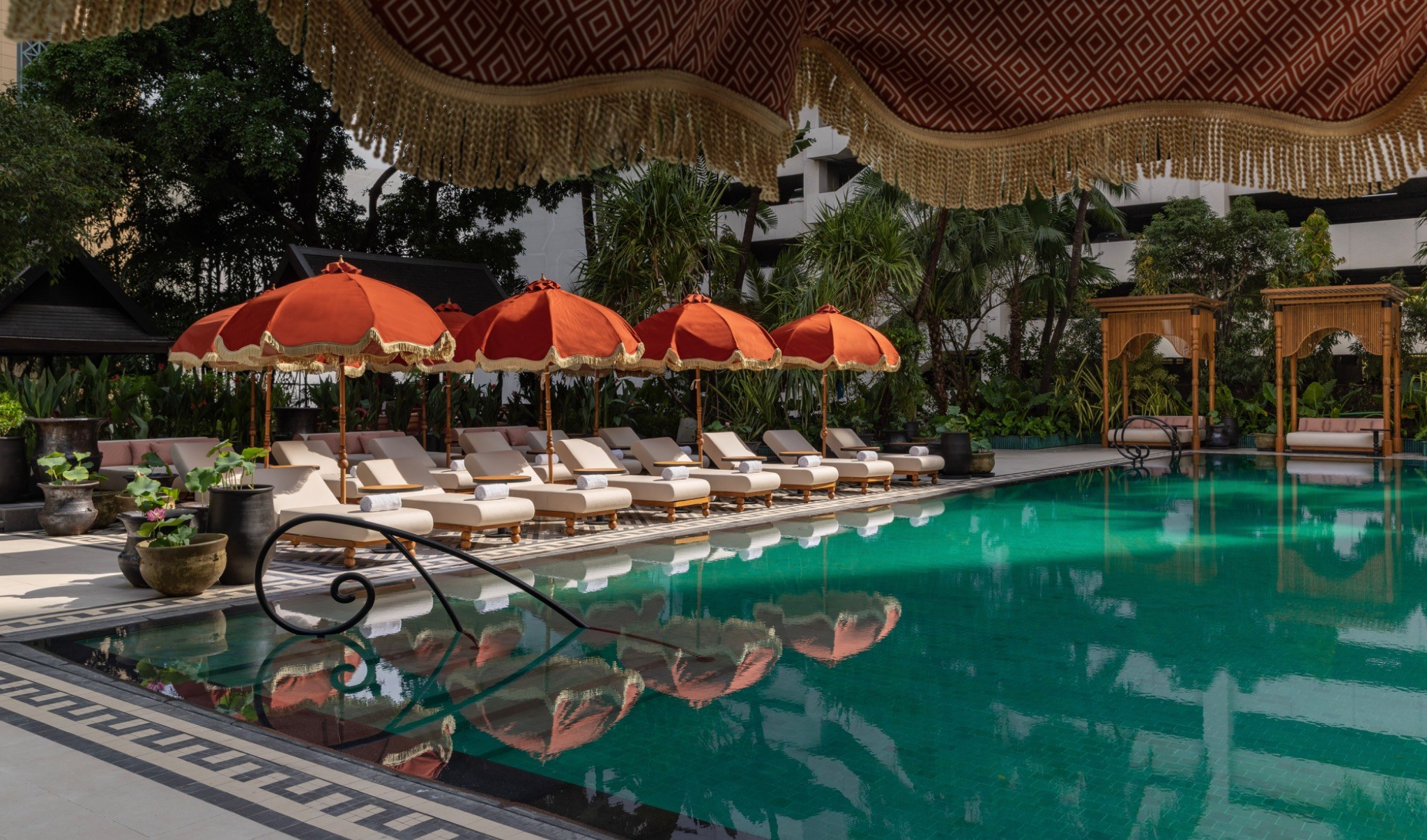 Anantara Siam Bangkok – Pool mit roten Sonnenschirmen