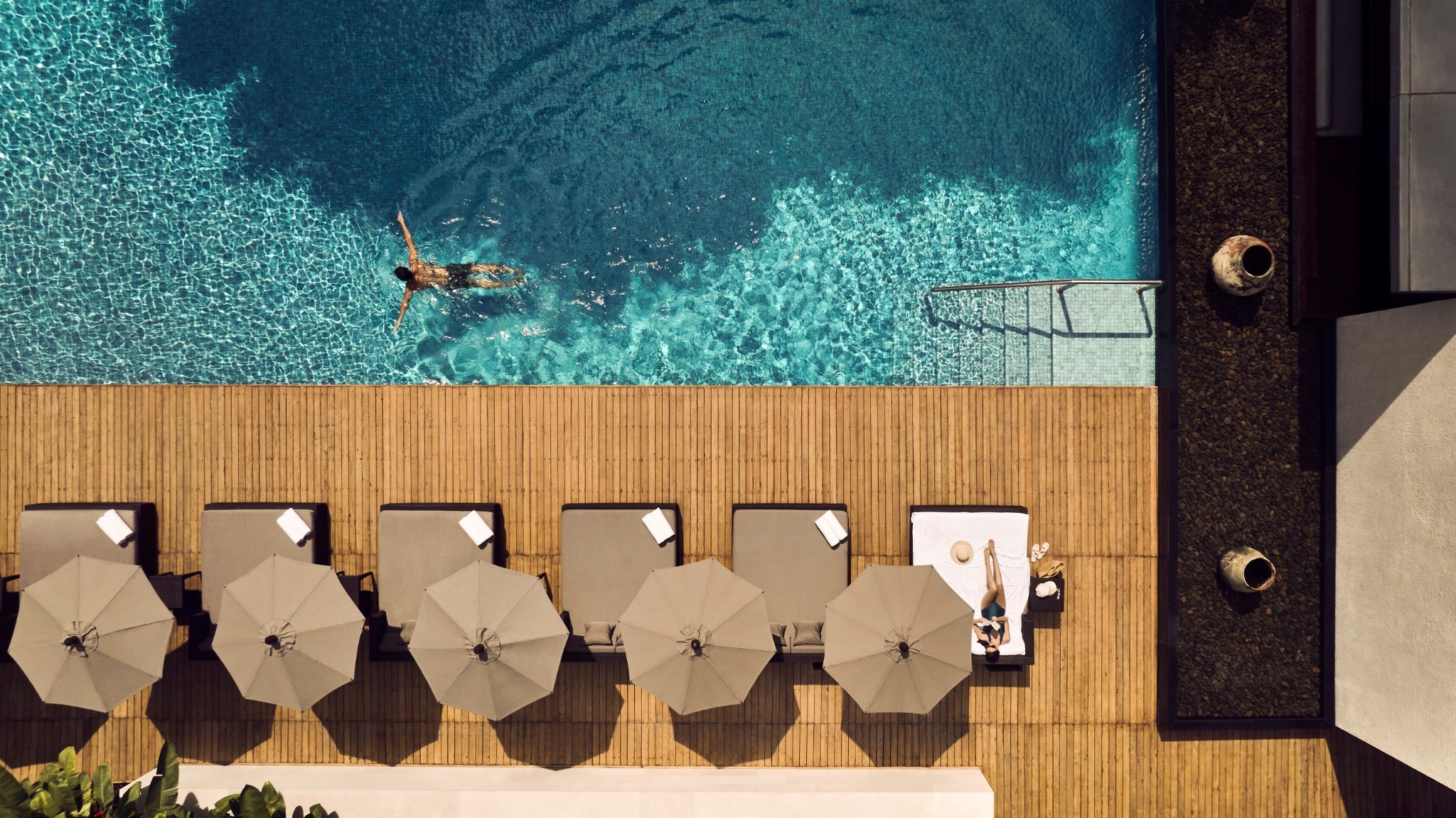 COMO Metropolitan Bangkok – Pool und Sonnenterrasse von oben