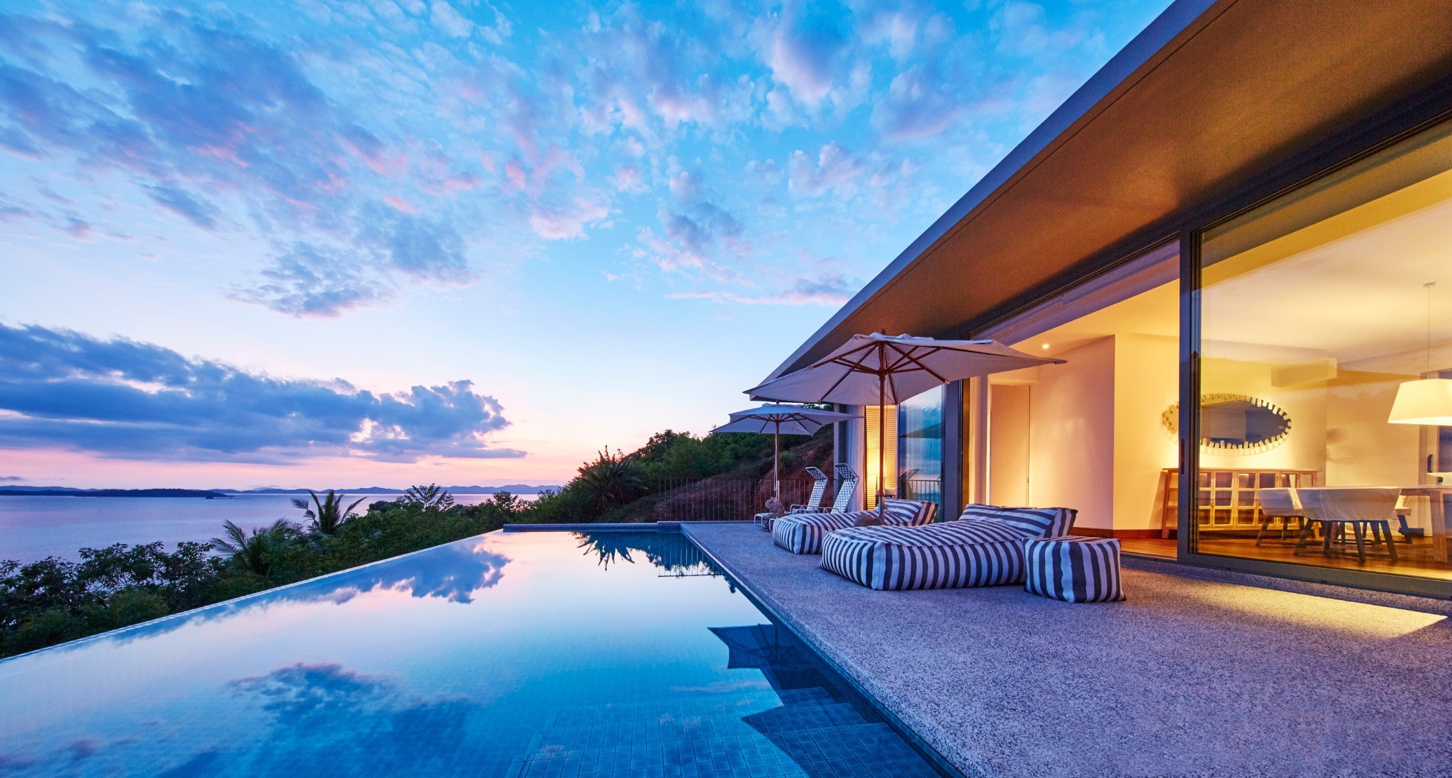 COMO Point Yamu – Villa mit Pool und Balkon am Abend