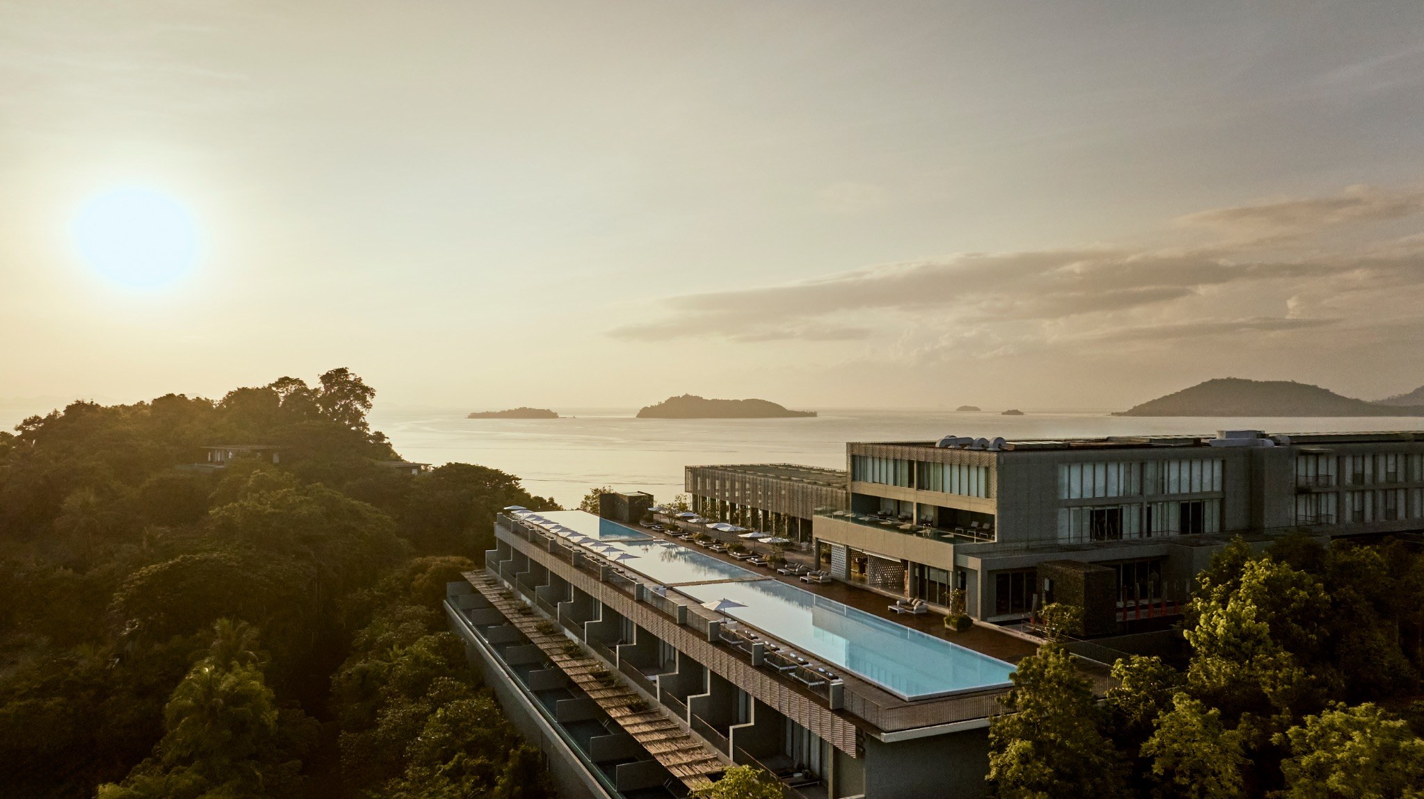 COMO Point Yamu – Resort-Pool und Blick über die Bucht