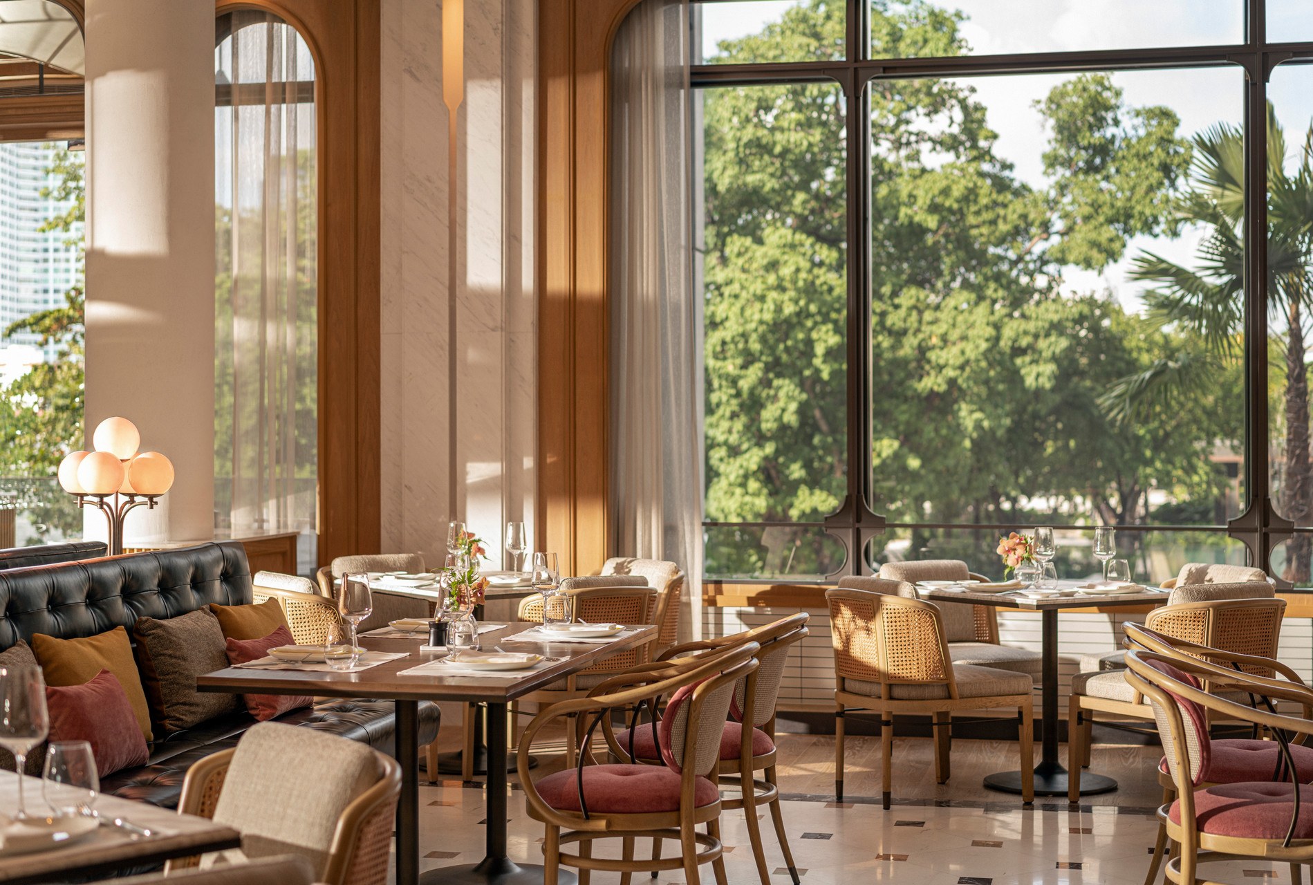 Four Seasons Bangkok – Restaurant mit großen Fenstern