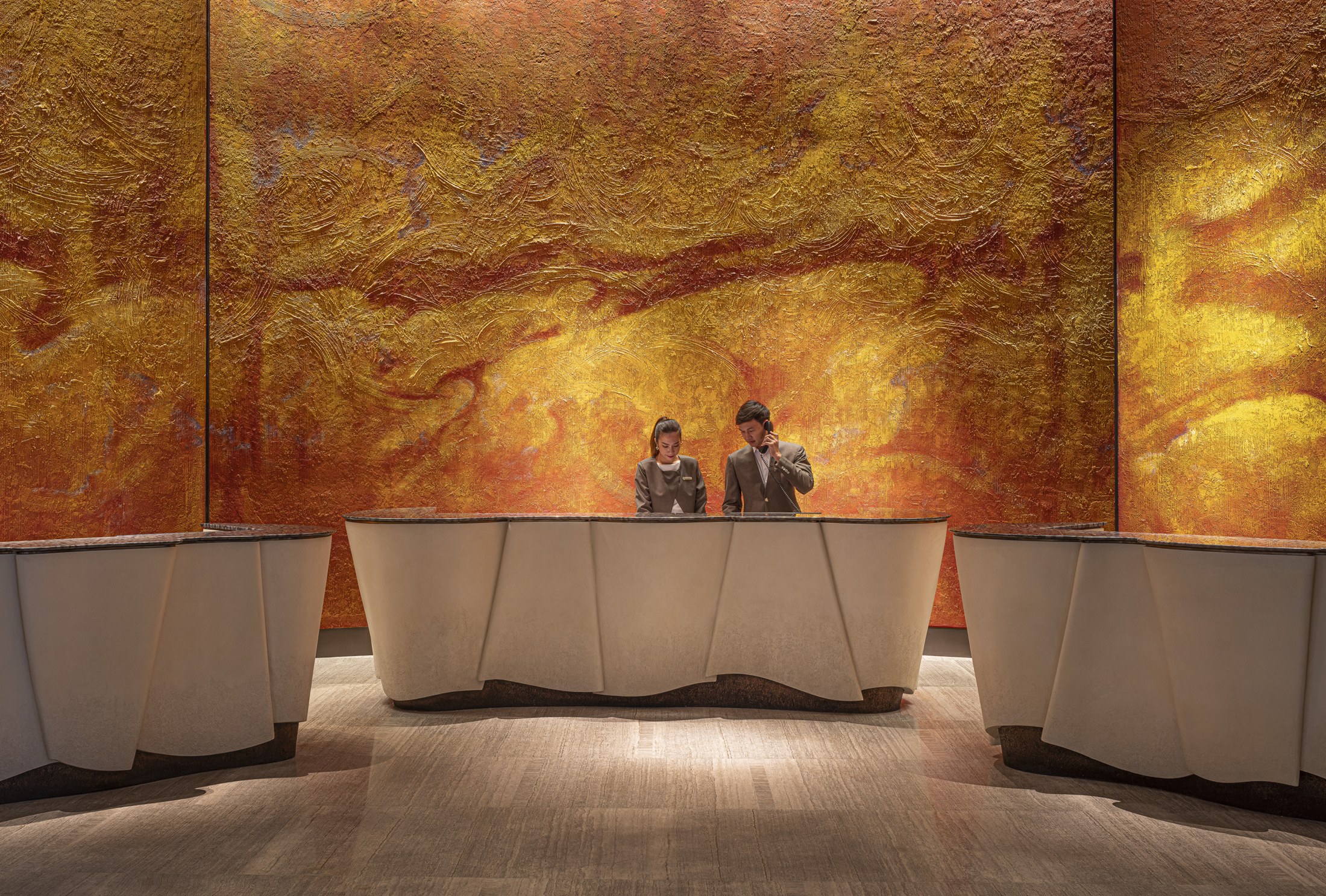 Four Seasons Bangkok – Empfang mit goldener Wandgestaltung