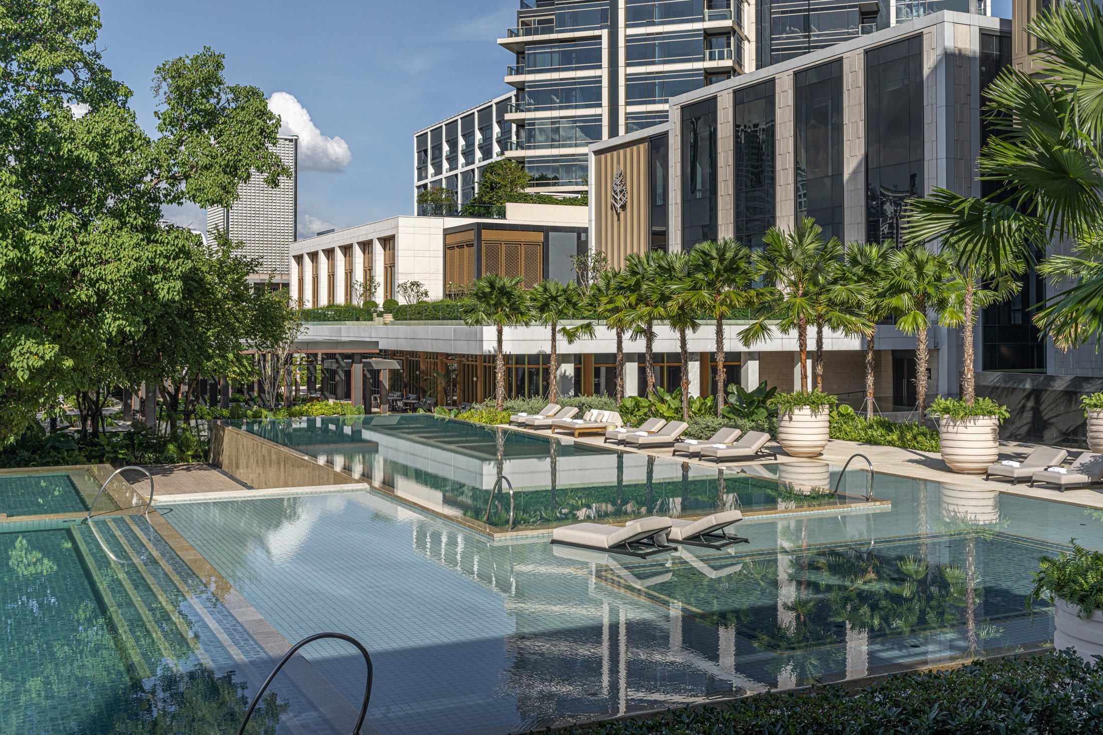 Four Seasons Bangkok – Poolanlage mit Palmen