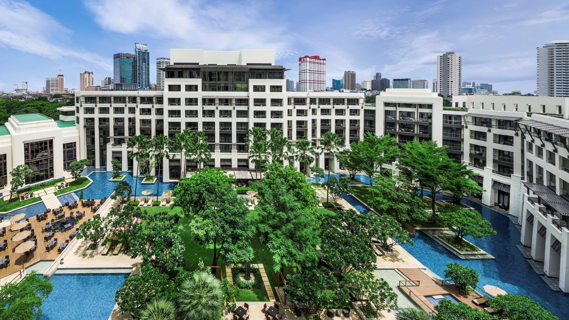 Siam Kempinski Bangkok – Garten und Poolanlage im Innenhof